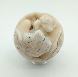 Esfera de Calcita con drusa de cristales