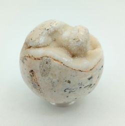 Esfera de Calcita con drusa de cristales