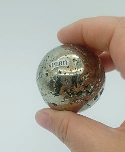 Esfera de Pirita con geoda