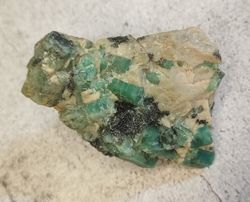 Esmeralda. Grupo de cristales en matriz