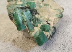 Esmeralda. Grupo de cristales en matriz