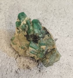 Esmeralda. Grupo de cristales en matriz