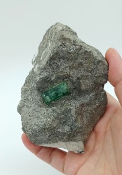 Cristal de Esmeralda sobre matriz