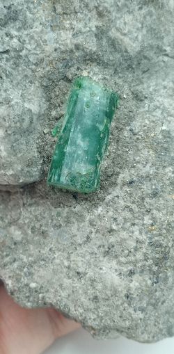 Cristal de Esmeralda sobre matriz