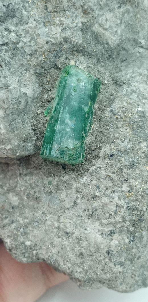 Cristal de Esmeralda sobre matriz