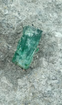 Cristal de Esmeralda sobre matriz