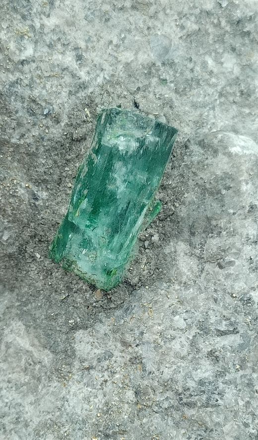 Cristal de Esmeralda sobre matriz