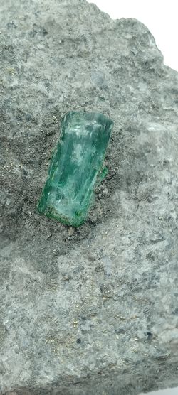 Cristal de Esmeralda sobre matriz
