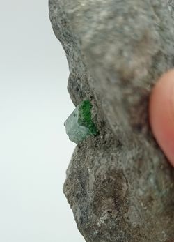 Cristal de Esmeralda sobre matriz