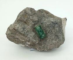 Cristal de Esmeralda sobre matriz