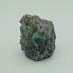 Esmeralda sobre matriz