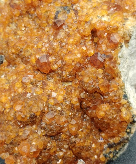 Espessartina (Granate) drusa sobre matriz