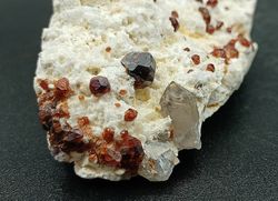Espessartina (Granate) sobre Microclina