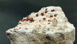 Espessartina (Granate) sobre Microclina