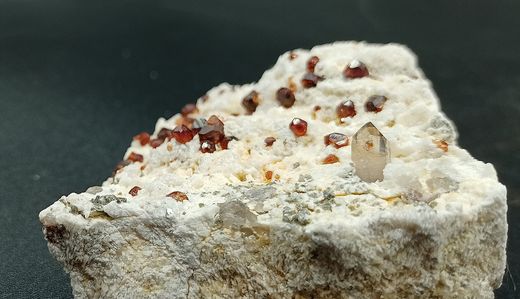 Espessartina (Granate) sobre Microclina