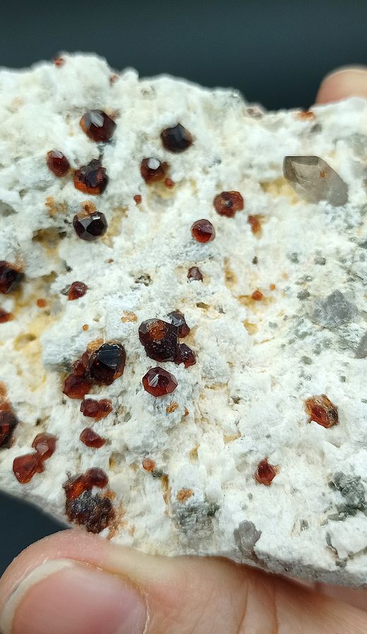 Espessartina (Granate) sobre Microclina