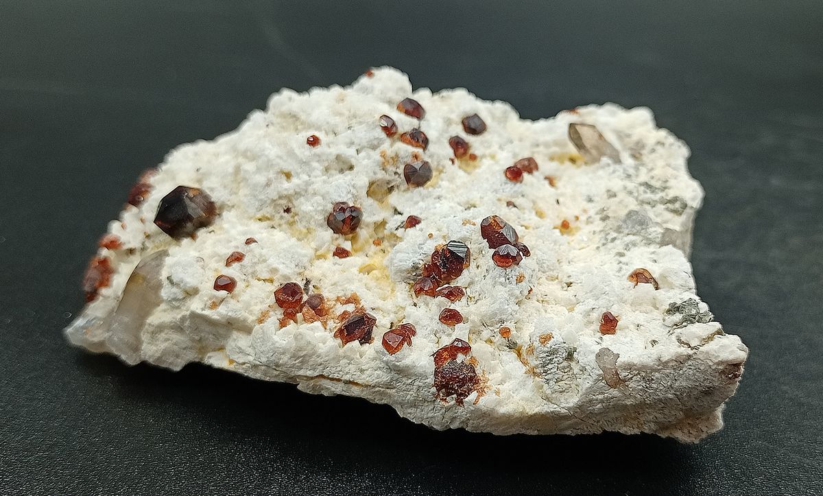 Espessartina (Granate) sobre Microclina