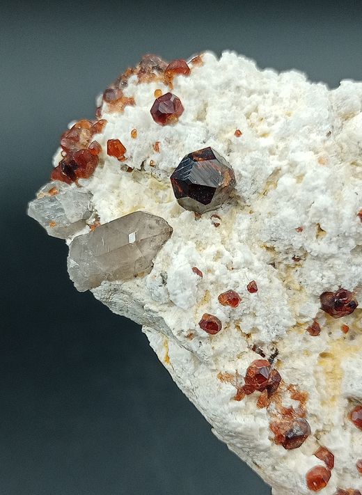 Espessartina (Granate) sobre Microclina