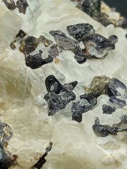 Espinela azul y Calcita