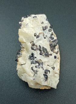 Espinela azul y Calcita