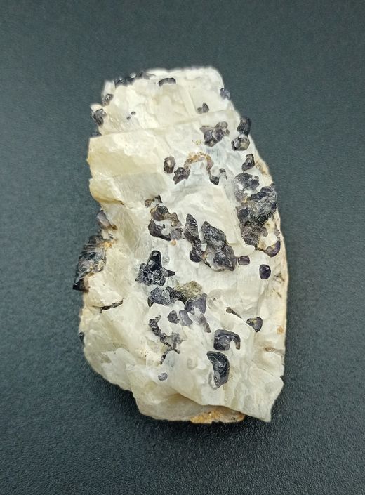 Espinela azul y Calcita