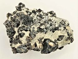 Espinela cristales en calcita