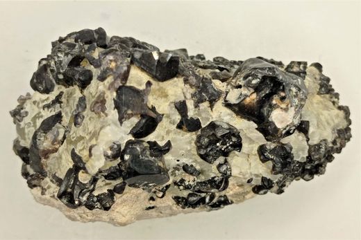 Espinela cristales en calcita