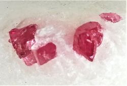 Espinela rosa en marmol