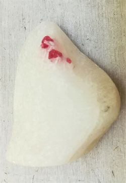 Espinela rosa en marmol