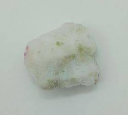 Espinela y Pargasita sobre mármol
