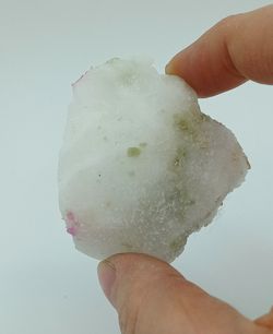 Espinela y Pargasita sobre mármol