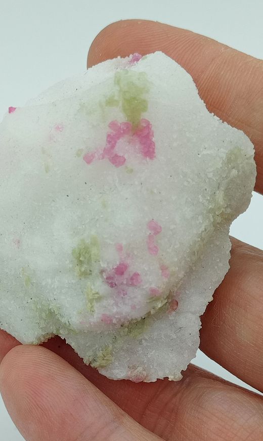Espinela y Pargasita sobre mármol