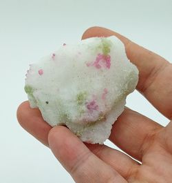 Espinela y Pargasita sobre mármol