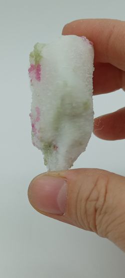 Espinela y Pargasita sobre mármol