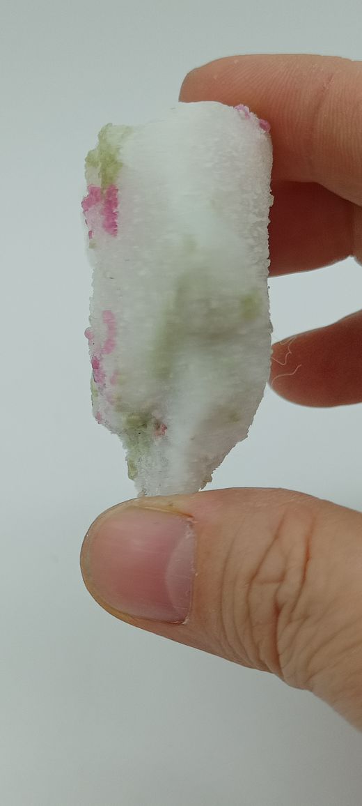 Espinela y Pargasita sobre mármol