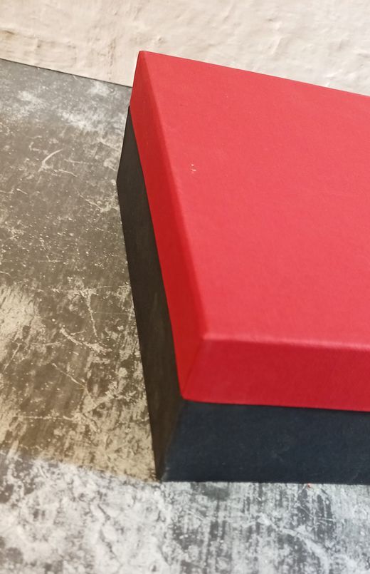 Estuche de cartón 40 compartimentos en dos pisos.