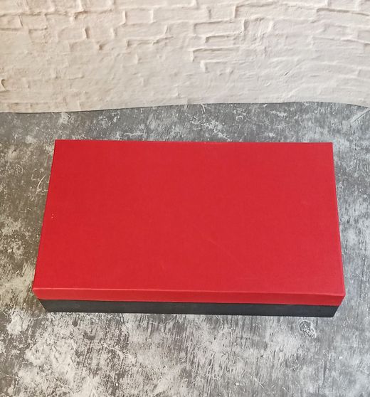 Estuche de cartón 40 compartimentos en dos pisos.