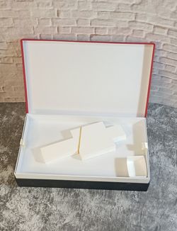 Estuche de cartón 40 compartimentos en dos pisos.