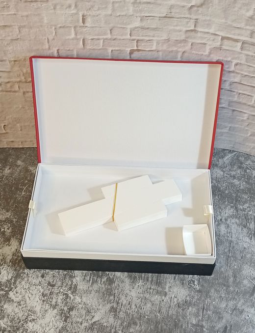 Estuche de cartón 40 compartimentos en dos pisos.