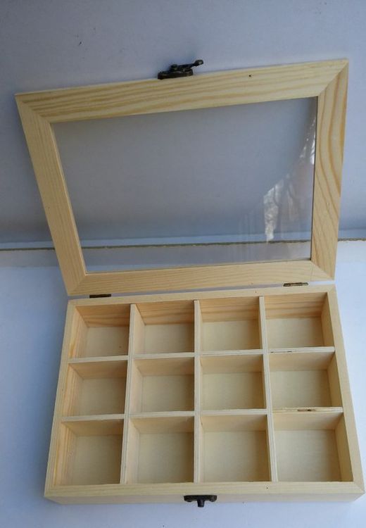 Estuche de madera y vidrio de 12 compartimentos