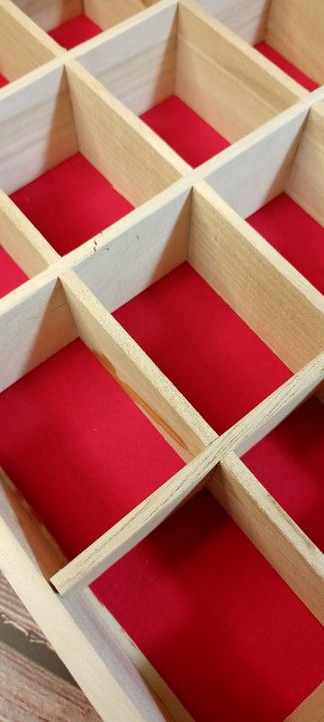 Estuche de madera y vidrio de 16 compartimentos