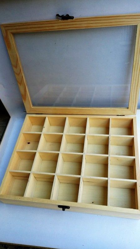 Estuche de madera y vidrio de 20 compartimentos