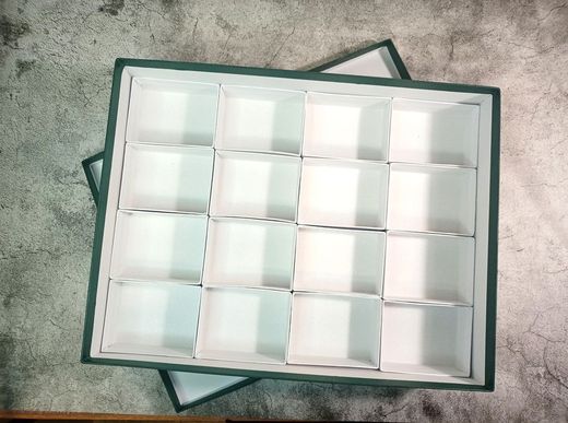 Estuche verde alto de cartón de 16 compartimentos