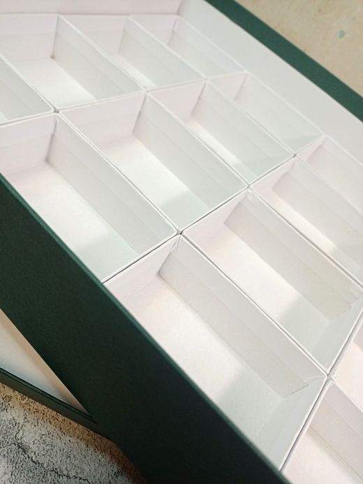 Estuche verde alto de cartón de 16 compartimentos