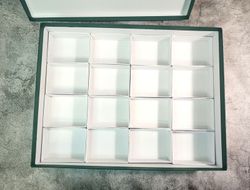 Estuche verde alto de cartón de 16 compartimentos