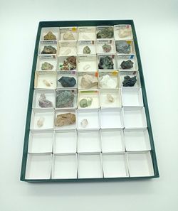 Estuche verde de cartón para 40 cajitas de 40x40 mm.