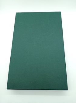 Estuche verde de cartón para 40 cajitas de 40x40 mm.
