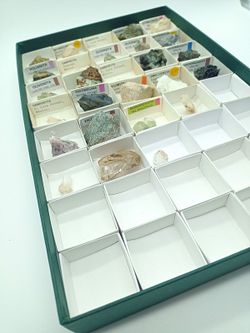 Estuche verde de cartón para 40 cajitas de 40x40 mm.