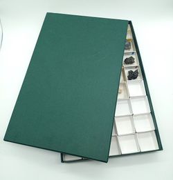 Estuche verde de cartón para 40 cajitas de 40x40 mm.