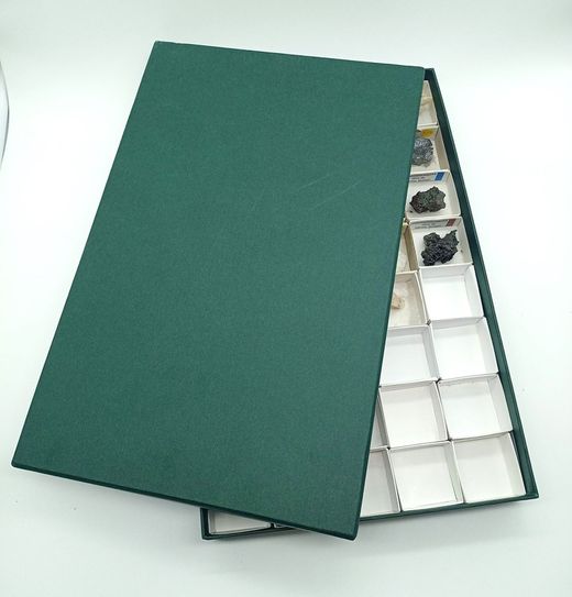 Estuche verde de cartón para 40 cajitas de 40x40 mm.